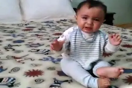 آواز شاد؛ بچه دماغو انقد شدید گریه میکنه بینیش حباب میزنه یهو آهنگ شاد گذاشتن مودی شد