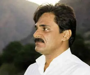 آواز احساسی؛ سجاد رزمجو تو خونش کنار مامانش نشسته با سوز دل میخونه 