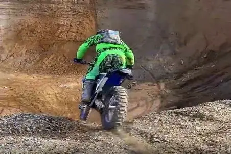 معماری طبیعت؛ کوه موتور رو از زیر پای موتورسوار بیرون کشید