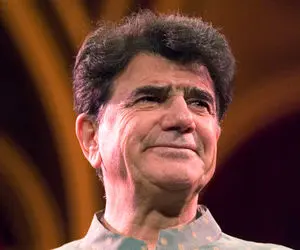 آواز ماندگار؛ استاد محمدرضا شجریان با اجرای آهنگ رندان مست سالن کنسرت رو برد رو هوا