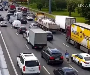 (ویدئو) برخورد شدید موتورسوار با نوجوان بستنی فروش