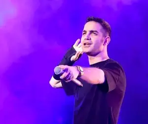 آواز شاد؛ لحظه بامزه تو کنسرت محسن یگانه وقتی وسط خوندن عطسش می گیره