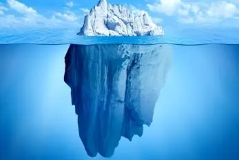 تصاویر سورئال از گذر توده های یخ همچون کوه از جوار خونه ها، عظمت خدا رو میشه دید