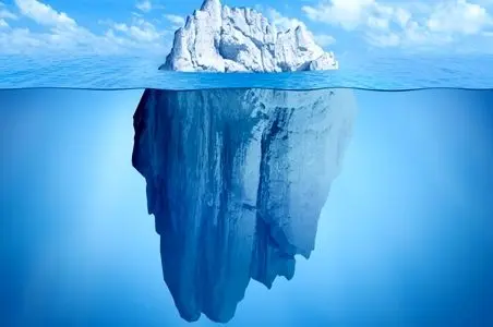 تصاویر سورئال از گذر توده های یخ همچون کوه از جوار خونه ها، عظمت خدا رو میشه دید