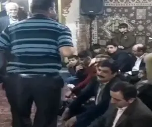 آواز شاد؛ این آقا با اهنگ اوستا کریم پرید وسط رفیقشم خیلی ریز داره شاباشارو می پیچه