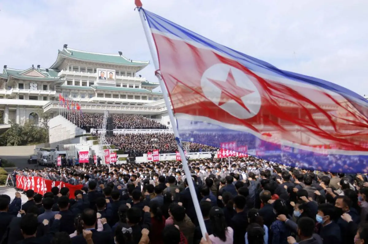(عکس) راهپیمایی هزاران نفر با ماسک در کره شمالی