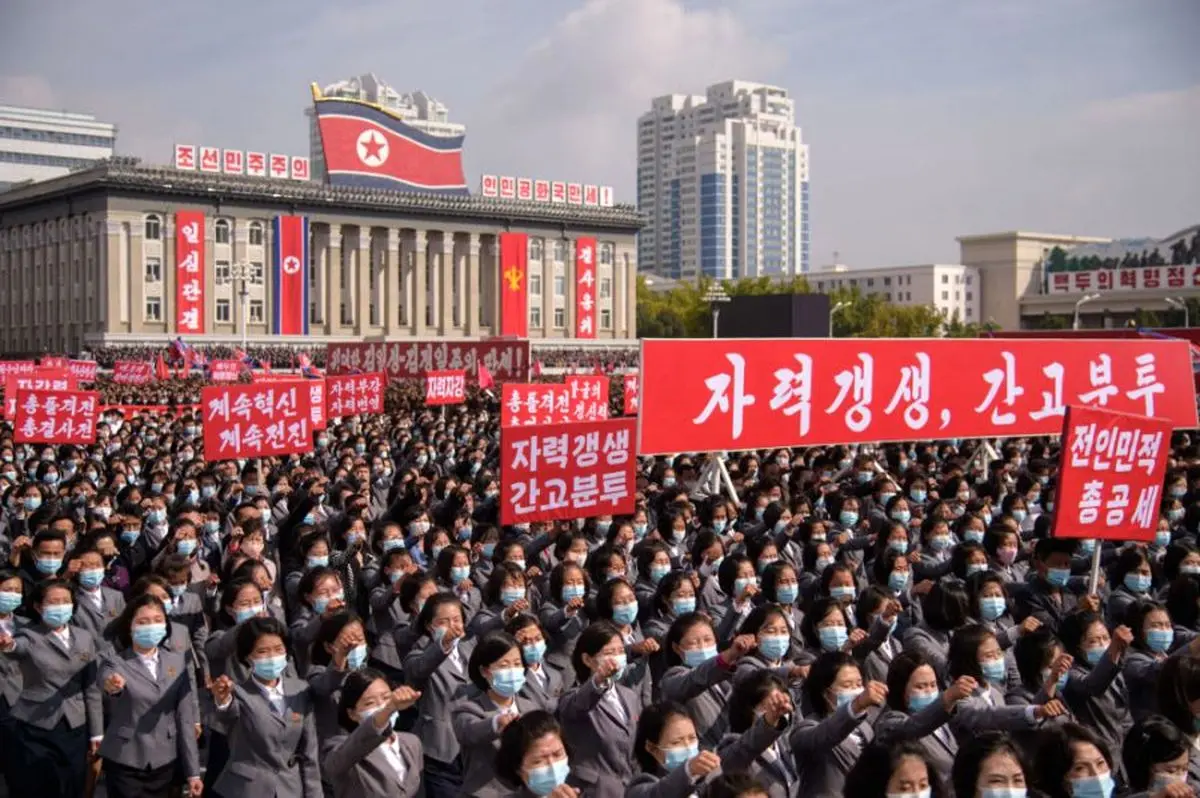 (عکس) راهپیمایی هزاران نفر با ماسک در کره شمالی