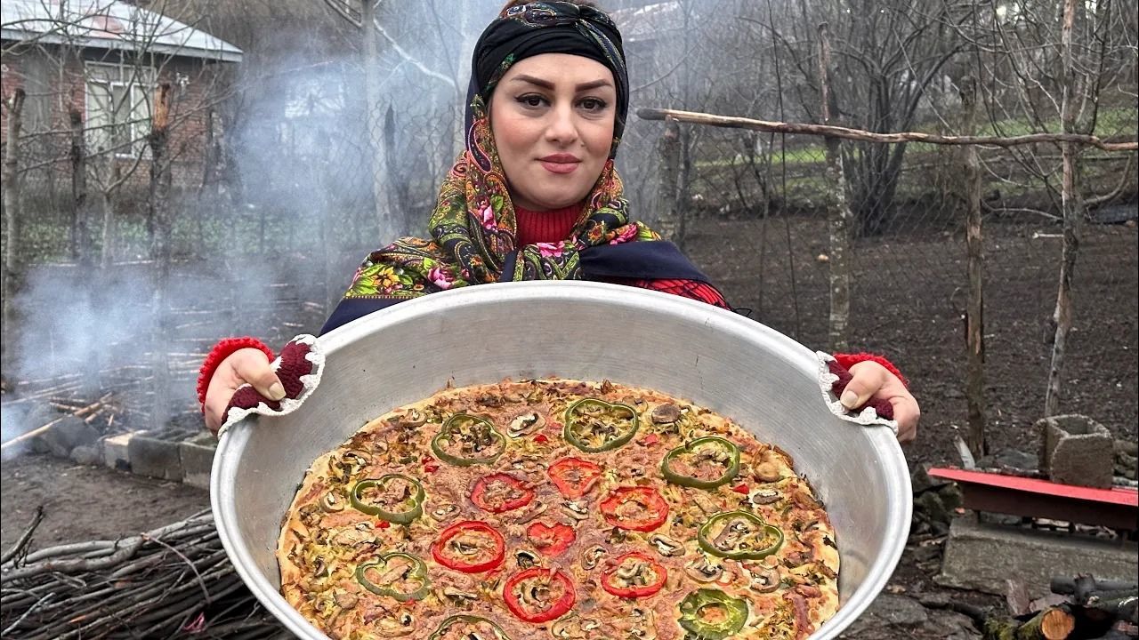 غذای خوش پخت دهاتی؛ طبخ پیتزا خوش رنگ و لعاب خونگی توسط خانم روستایی اهل گیلان با صفا