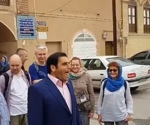 آواز خیابانی؛ آقا برای توریستا دلنشین میخوند همه چی خوب بود تا انگار چکش زدن رو پاش