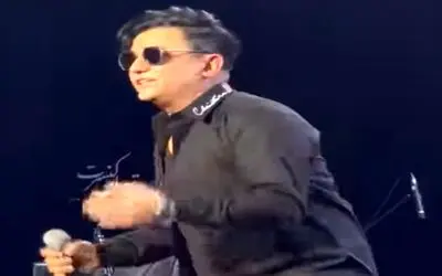 آواز پر طمطراق؛ اجرای بدون میکروفون ابراهیم زاده که برا تنظیم صداش کش و قوس میده کمرش