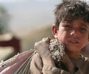 آواز جیگرسوز؛ ببینید بچه کار چه با  بغض سنگین تو مغازه تک و تنها میخونه