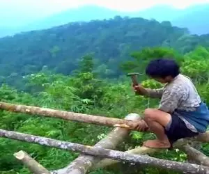 معماری خلاقانه؛ مرد یه پا نداره ولی استعداد داره دست تنها یه خونه درختی ساخت کف کنی