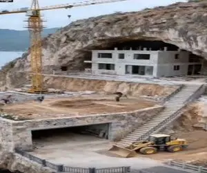 معماری خلاقانه؛ تو بریدگی کوه خونه ساخت برف و بورانو طوفان تکونش نمیده چه پارکینگی زد