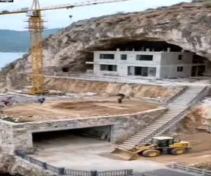 معماری خلاقانه؛ تو بریدگی کوه خونه ساخت برف و بورانو طوفان تکونش نمیده چه پارکینگی زد