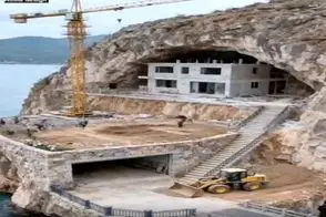 معماری خلاقانه؛ تو بریدگی کوه خونه ساخت برف و بورانو طوفان تکونش نمیده چه پارکینگی زد