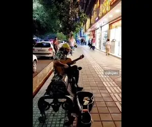 آواز خیابانی؛ ببینید جوان خسته دل چه با احساس آهنگ بهت قول میدم محسن یگانه رو میزنه