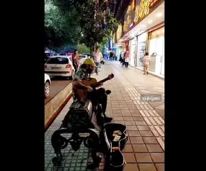 آواز خیابانی؛ ببینید جوان خسته دل چه با احساس آهنگ بهت قول میدم محسن یگانه رو میزنه