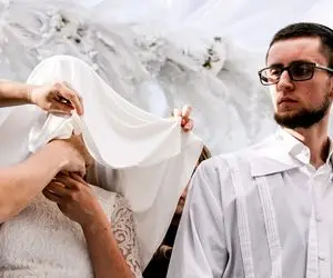 عروسی اوکراینی- یهودی در بحبوحه جنگ؛ خاخامِ چه داماد کَت بسته گرفته فرار نکنه!