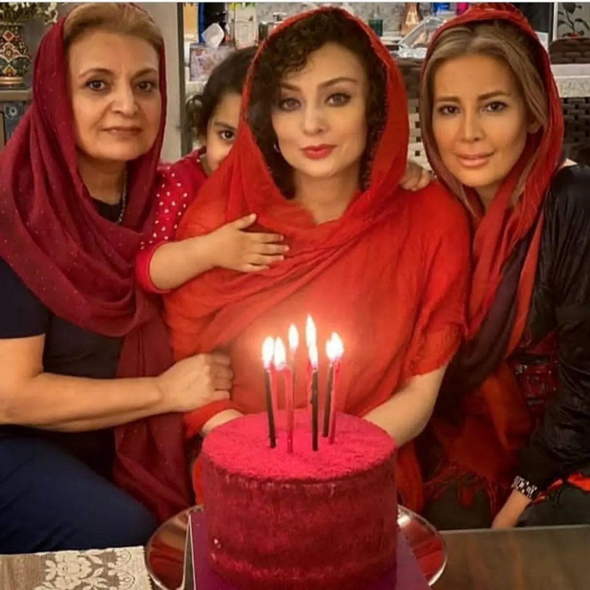 (ویدیو) لب غنچه کردن و اَخم یکتا ناصر در همخوانی با شادمهر عقیلی