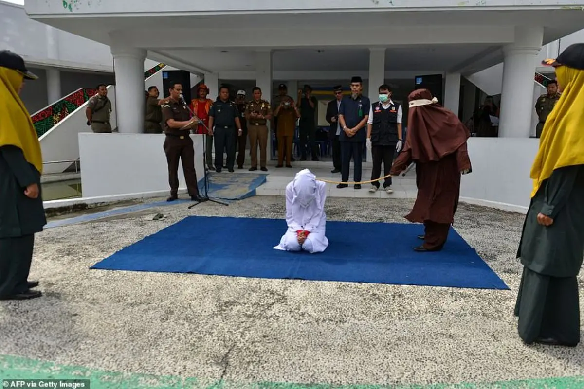 (تصویر) استخدام نخستین زن مأمور شلاق زدن در آچه اندونزی