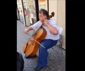 آواز خیابانی؛ ببینید آقاهه با لهجه خارجیش چه زیبا آهنگ ای ایران رو با ویولنسل میخونه
