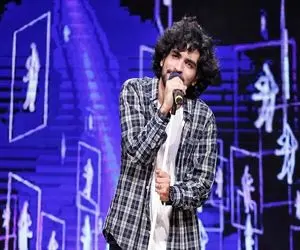 آواز احساسی؛ عرفان طهماسبی رفته وسط داره میخونه بقیه دورش حلقه زدن یه رقص ریز رفتن