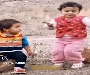 آواز محلی؛ دختر گوله نمک جوری با ناز و کرشمه رقصید که پسربچه نمیتونه ازش چشم برداره