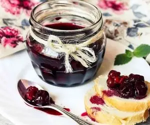 آشپزی حرفه ای؛ ترفند های درست کردن مربای آلبالو از میزان شکر تا نشونه های قوام اومدنش