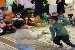 آواز شاد؛ پسربچه ها وزه دوعالم تو مهد کودک یجوری کرمانجی میرقصن مربیا انگشت به دهنن