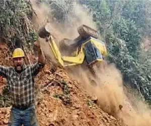 جا به جایی جانکاه؛ اپراتور بیل مکانیکی رفت جایی که مادر طبیعت باهاش ور افتاد