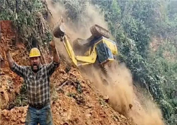 جا به جایی جانکاه؛ اپراتور بیل مکانیکی رفت جایی که مادر طبیعت باهاش ور افتاد