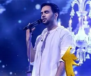 (ویدیو) اجرای عاشقانه و سه زبانه احسان یاسین در فینال عصر جدید 