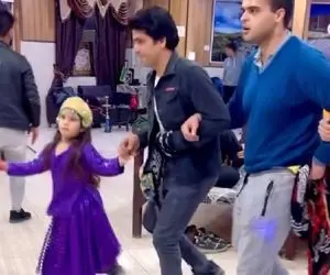 آواز محلی؛ دختر بچه با ابهت با لباس محلیش چه رقص تندی میکنه سر چوپی وایستاده