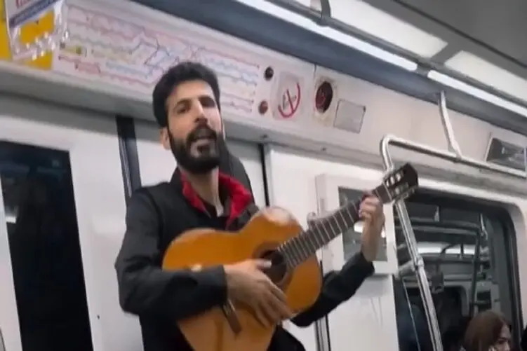 خوانندگان گمنام؛ مرد با خواندن و نواختن در مترو کاری کرد نفس مسافران در سینه حبس شد