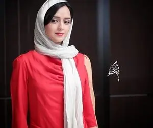 بوسه جنجالی ترانه علیدوستی بر گونه‌ همکارش!