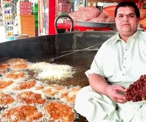 غذای خیابانی؛ ببینید این آشپز خیلی تپل چاپلی کبابی که طبخ می کنه چقدر پر طرفداه