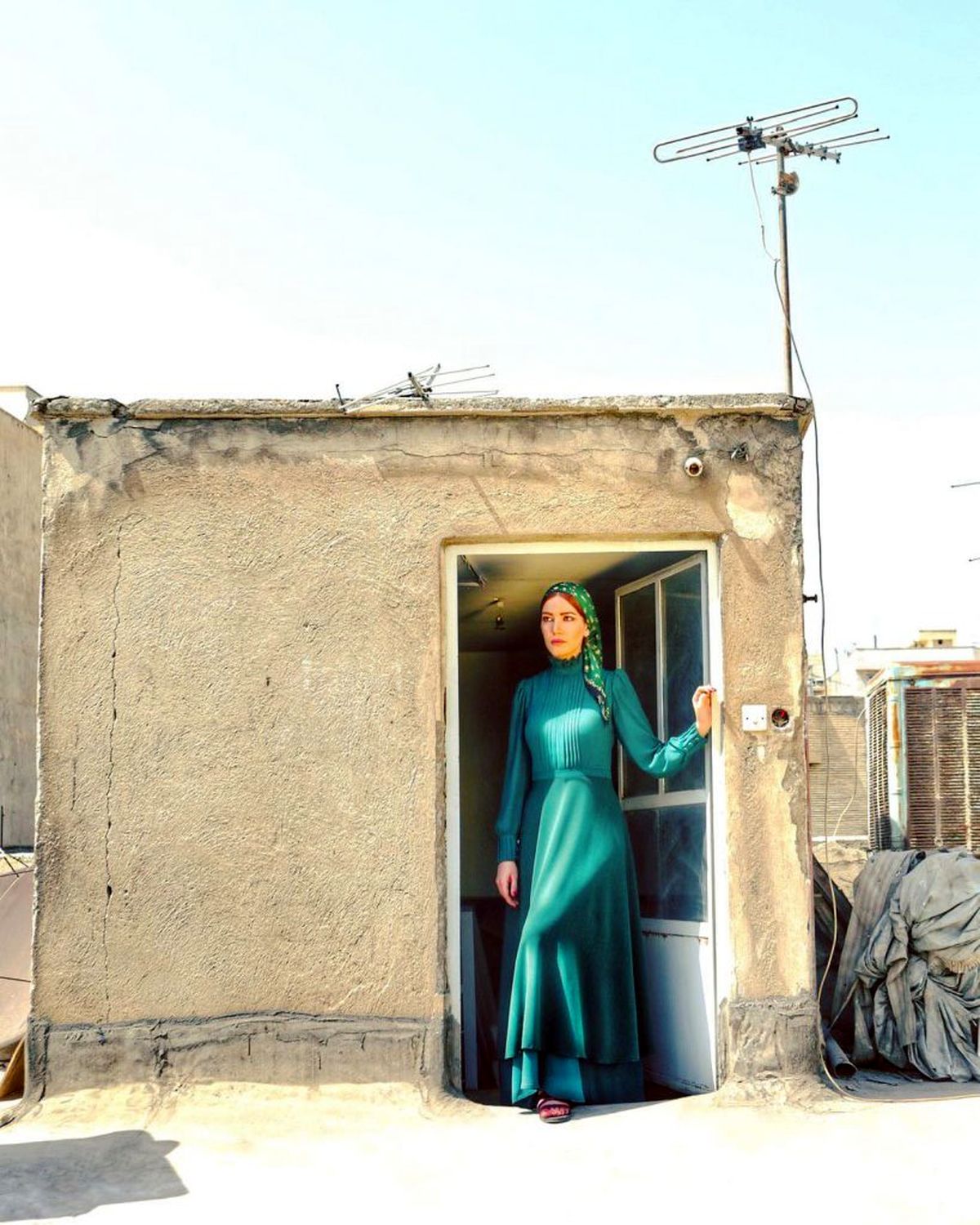 (عکس) متین ستوده در بالا پشت بام با لباس رسمی چه می کند؟