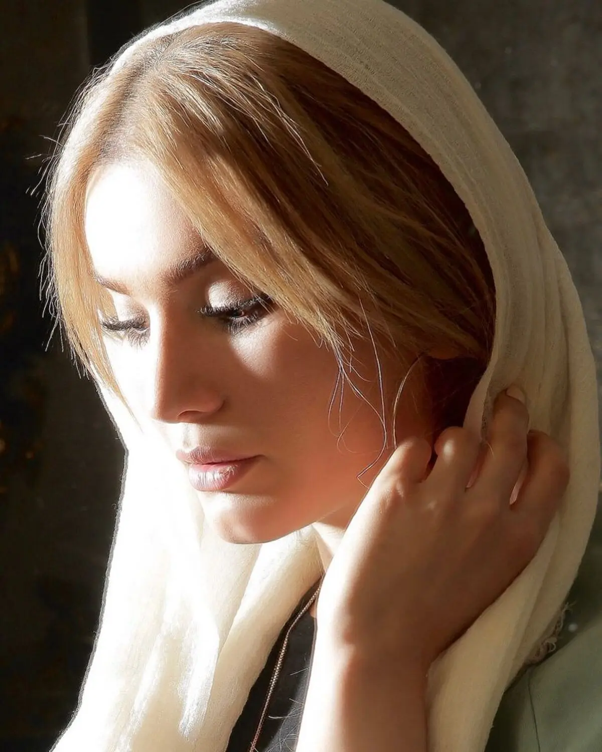 (عکس) متین ستوده در بالا پشت بام با لباس رسمی چه می کند؟