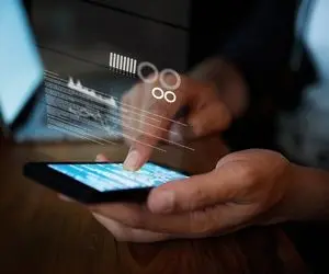 چطور بفهمیم گوشیمون شنود میشه؟ / یه کد سه رقمی میزنی حرفه ای ته و توی قضیه رو درمیاری