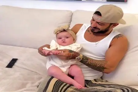 آواز شاد؛ ای ننه ای خدا دختربچه فینقیلی رو باباش میرقصونه پس میفتی از ناز و اداش