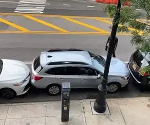 مهارت های خارق العاده؛ ببینید این آقا چجوری ماشین رو از یه جای تنگ و سخت درمیاره