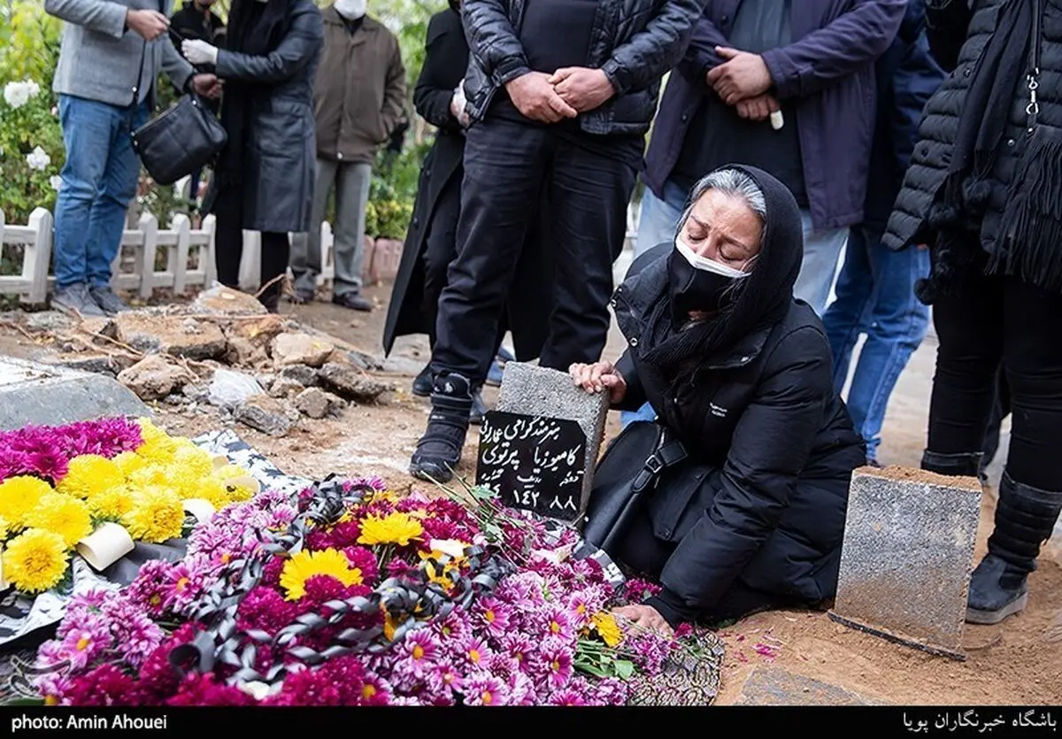 (عکس) ضجه های دردناک نسرین مرادی همسر دوم کامبوزیا پرتوی در بهشت زهرا