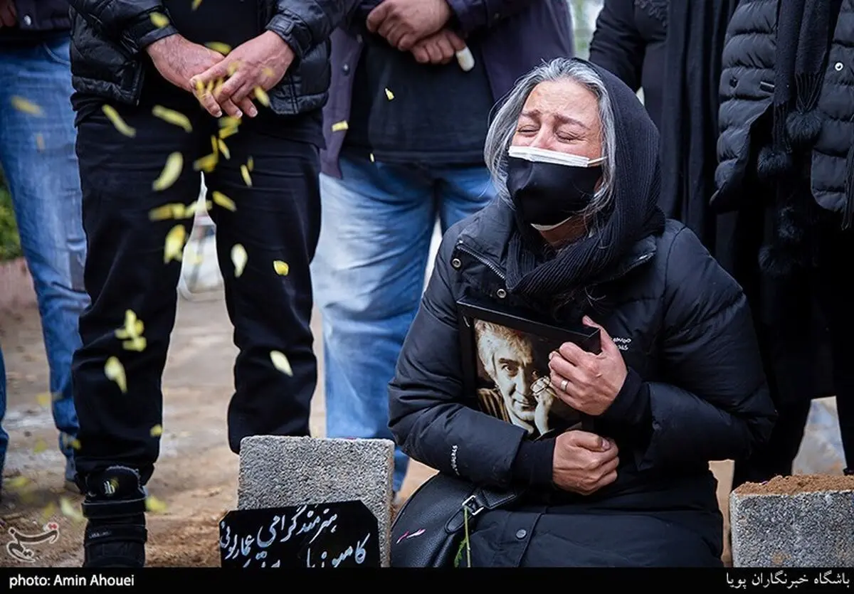 (عکس) ضجه های دردناک نسرین مرادی همسر دوم کامبوزیا پرتوی در بهشت زهرا