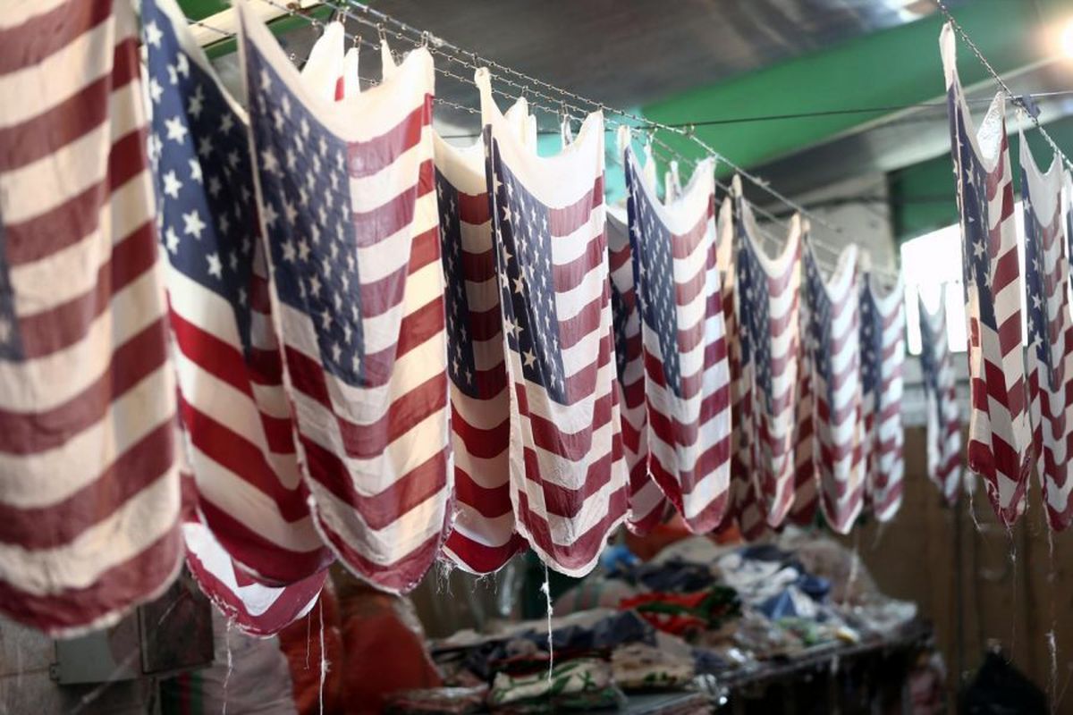 رونق تولید پرچم آمریکا و اسراییل در ایران