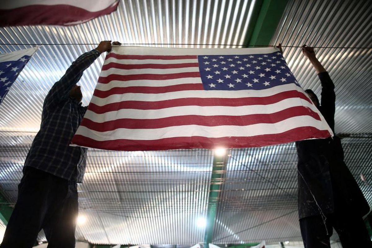 رونق تولید پرچم آمریکا و اسراییل در ایران