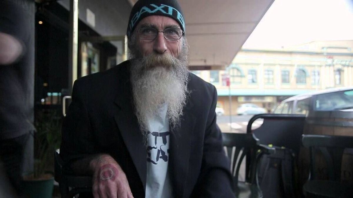 (عکس) سرنوشت مرد جنجالی بازی ایران و استرالیا؛ دیوانه‌ای که ۱۰۰ سال پیر شد!