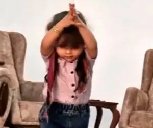 آواز شاد؛ دختربچه نیم اینچی با دستمال یزدی مدل داش مشتیا میرقصه فشار آدم میفته براش