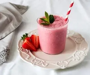 طرز تهیه اسموتی توت فرنگی؛ نوشیدنی خنک و دلچسب