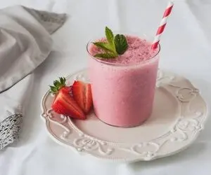 طرز تهیه اسموتی توت فرنگی؛ نوشیدنی خنک و دلچسب