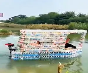 معماری خلاقانه؛ با بطری آشغالی قایق ساخت یه موتور نصب کرد مردمو سوار کرد پول زد جیبش